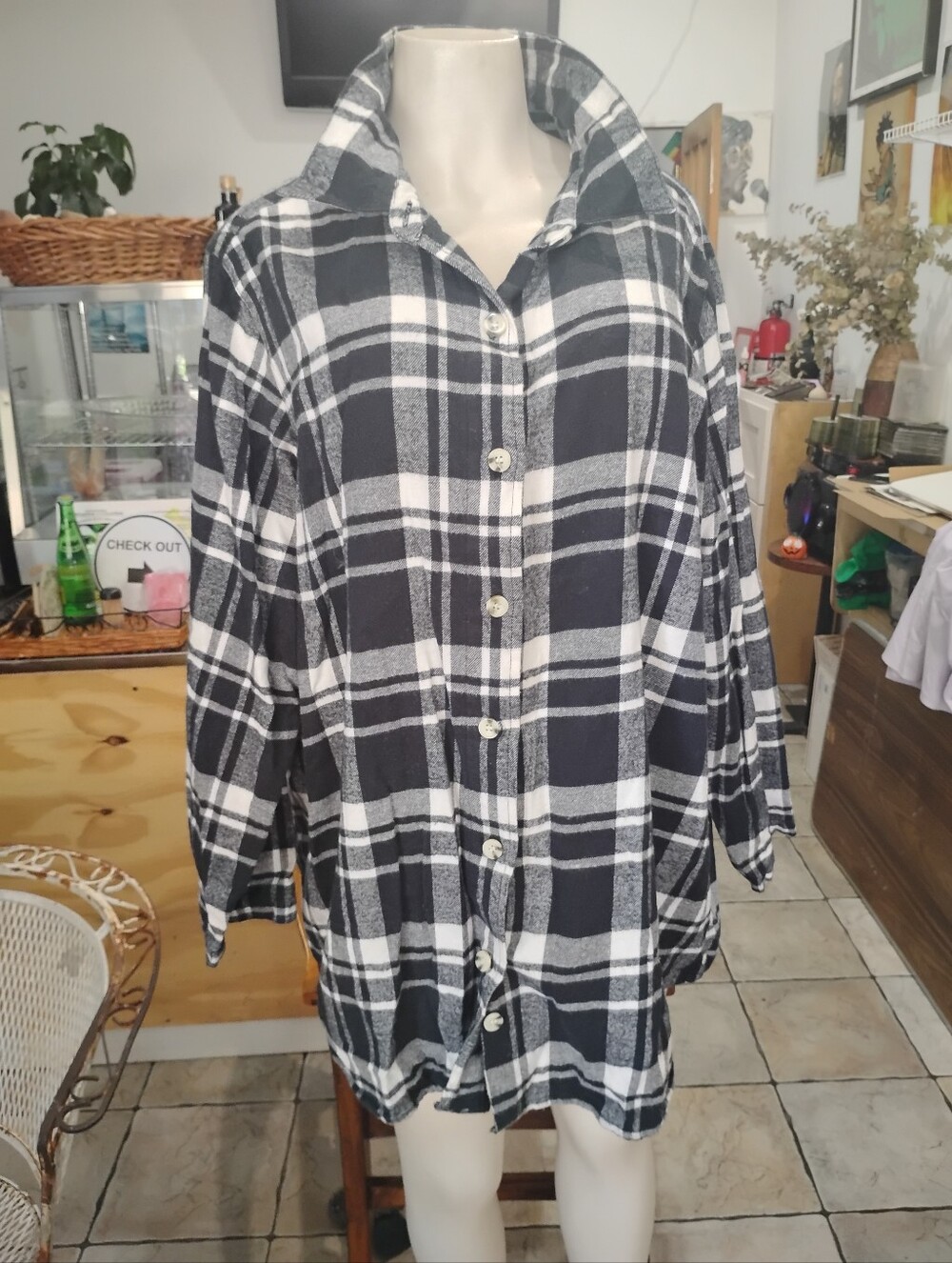Women's Shirt Black 🖤 & White 🤍 Plaid Button-Up